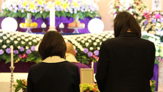 家族葬で故人を弔うメリットやデメリット、注意点とは？
