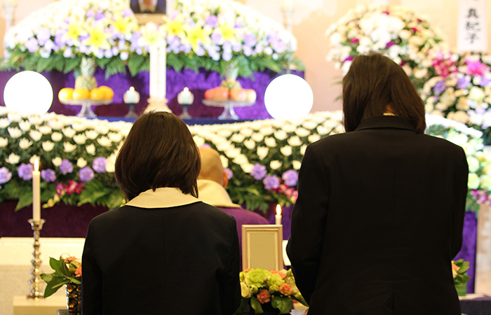 家族葬で故人を弔うメリットやデメリット、注意点とは？